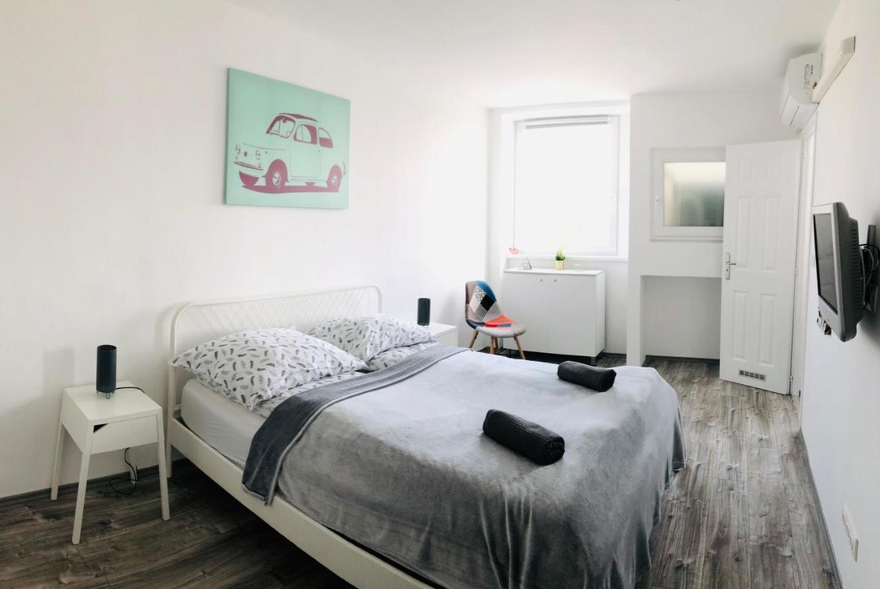 Central Apartments Veszprem Bagian luar foto