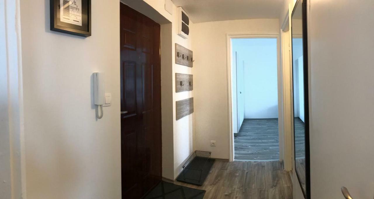Central Apartments Veszprem Bagian luar foto